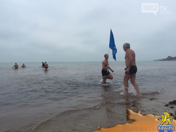 В Евпатории на Рождество "моржи" искупались в "теплом" море (ФОТОФАКТ) - «Симферополь»
