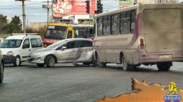 В Симферополе рейсовый автобус протаранил легковушку (ФОТО) - «Симферополь»