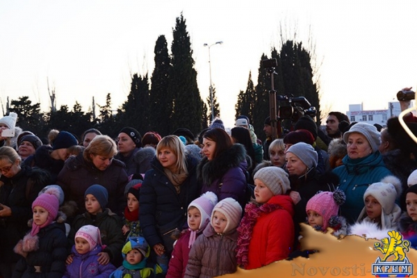 Засверкала волшебными огнями новогодняя елка КИЦ  - «Культура»
