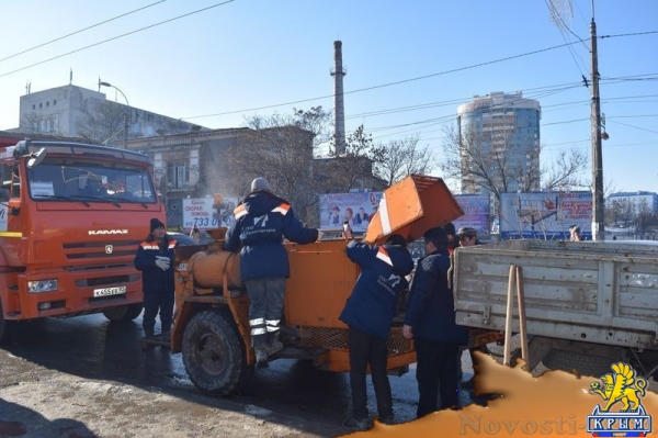 Симферопольские дорожники вышли на ремонт проезжей части – самые большие ямы обещают устранить за две недели (ФОТО) - «Общество Крыма»