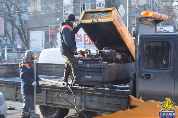 Симферопольские дорожники вышли на ремонт проезжей части – самые большие ямы обещают устранить за две недели (ФОТО) - «Общество Крыма»