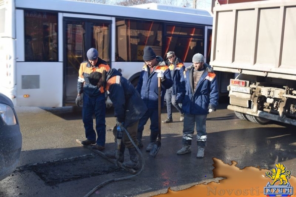 Симферопольские дорожники вышли на ремонт проезжей части – самые большие ямы обещают устранить за две недели (ФОТО) - «Общество Крыма»