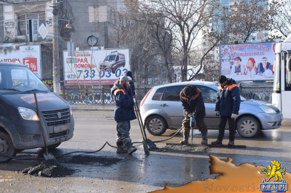 Симферопольские дорожники вышли на ремонт проезжей части – самые большие ямы обещают устранить за две недели (ФОТО) - «Общество Крыма»
