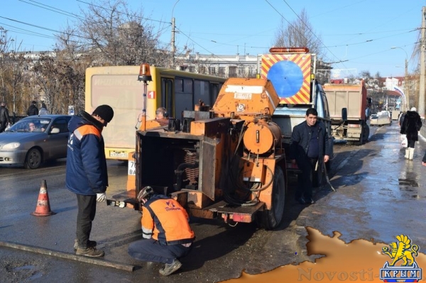Симферопольские дорожники вышли на ремонт проезжей части – самые большие ямы обещают устранить за две недели (ФОТО) - «Общество Крыма»