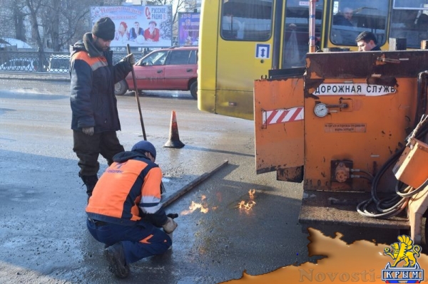 Симферопольские дорожники вышли на ремонт проезжей части – самые большие ямы обещают устранить за две недели (ФОТО) - «Общество Крыма»