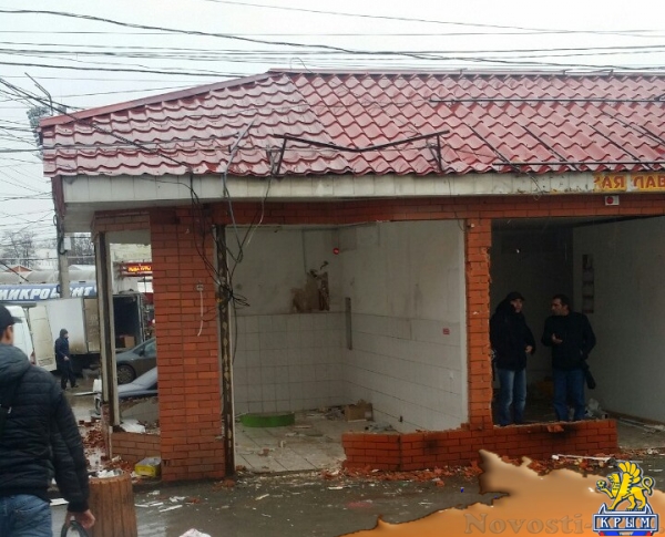 Предприниматели добровольно разбирают капитальные строения у входа в Центральный рынок Симферополя (ФОТО) - «Политика Крыма»