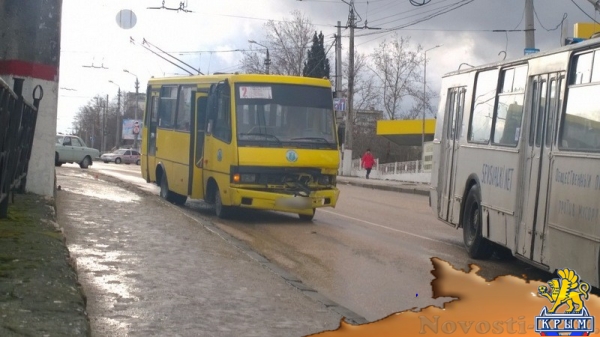 В Севастополе 5 человек пострадали в столкновении "Волги" с маршруткой (ФОТО)  - «Происшествия»
