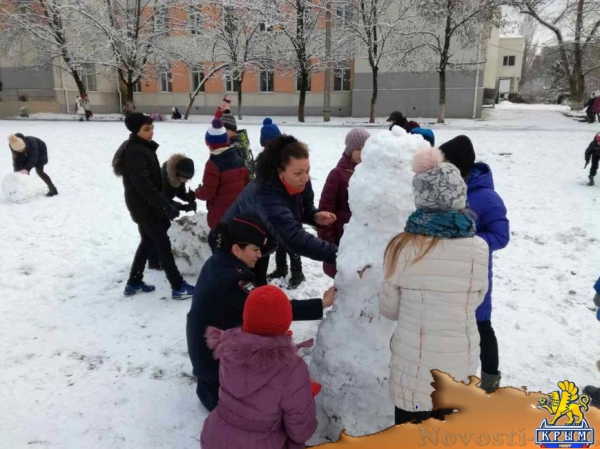 В Симферополе сотрудники ГИБДД слепили светящегося снеговика (ФОТО) - «Симферополь» В Симферополе сотрудники ГИБДД слепили светящегося снеговика (ФОТО) - «Симферополь»