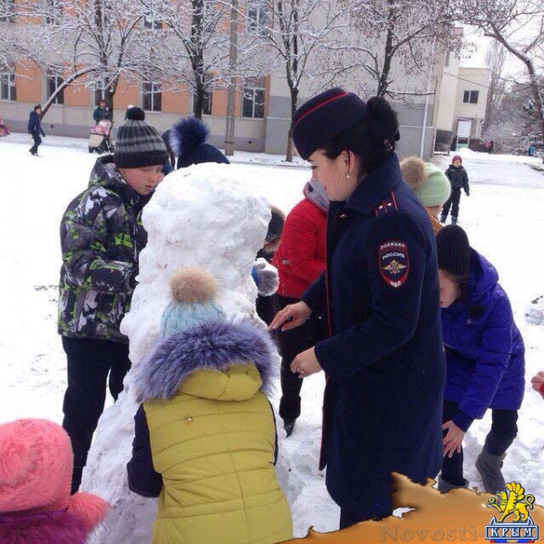 В Симферополе сотрудники ГИБДД слепили светящегося снеговика (ФОТО) - «Симферополь» В Симферополе сотрудники ГИБДД слепили светящегося снеговика (ФОТО) - «Симферополь»