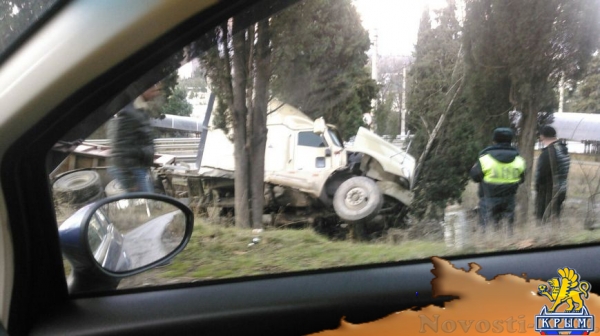 На въезде в Алушту второй день лежит перевернувшийся грузовик (ФОТО) - «Симферополь» На въезде в Алушту второй день лежит перевернувшийся грузовик (ФОТО) - «Симферополь»