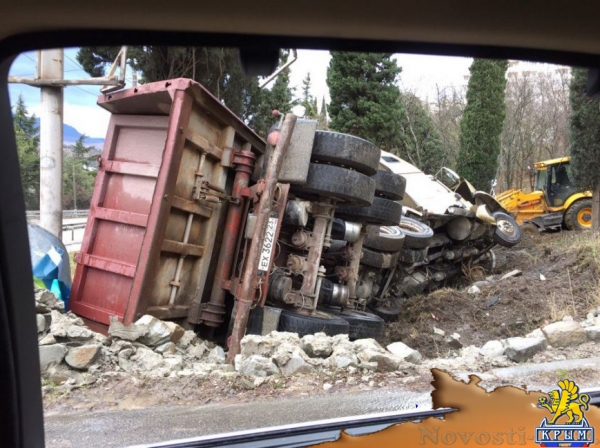 На въезде в Алушту второй день лежит перевернувшийся грузовик (ФОТО) - «Симферополь» На въезде в Алушту второй день лежит перевернувшийся грузовик (ФОТО) - «Симферополь»