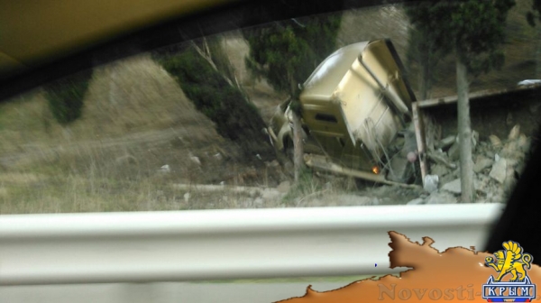 На въезде в Алушту второй день лежит перевернувшийся грузовик (ФОТО) - «Симферополь» На въезде в Алушту второй день лежит перевернувшийся грузовик (ФОТО) - «Симферополь»