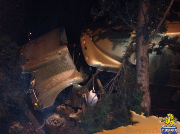 На въезде в Алушту второй день лежит перевернувшийся грузовик (ФОТО) - «Симферополь» На въезде в Алушту второй день лежит перевернувшийся грузовик (ФОТО) - «Симферополь»