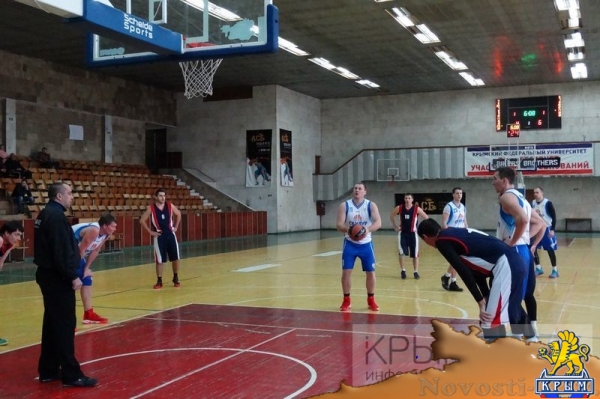 Участники из Ялты и Керчи продолжают возглавлять два дивизиона чемпионата Крыма по баскетболу среди мужских команд (ФОТО) - «Спорт Крыма»
