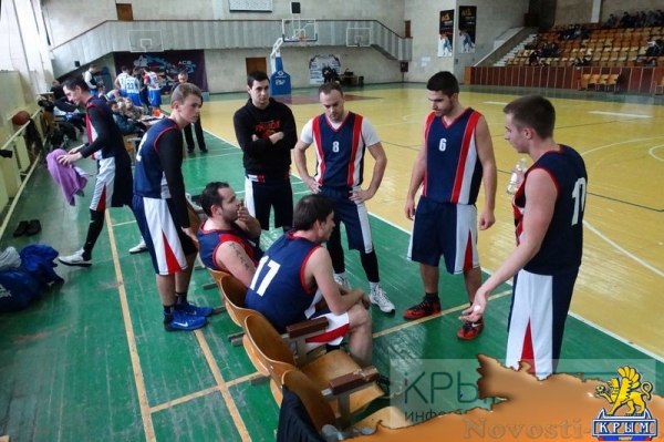 Участники из Ялты и Керчи продолжают возглавлять два дивизиона чемпионата Крыма по баскетболу среди мужских команд (ФОТО) - «Спорт Крыма»