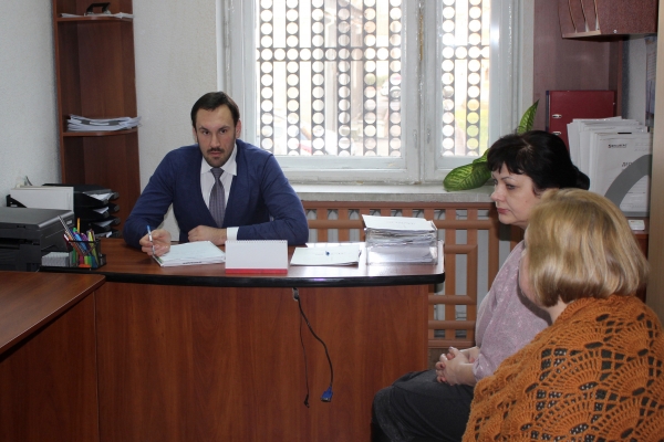 Александр Спиридонов посетил с рабочим визитом территориальные подразделения Госкомрегистра в Феодосии, Керчи и Ленино - «Госкомрегистр»