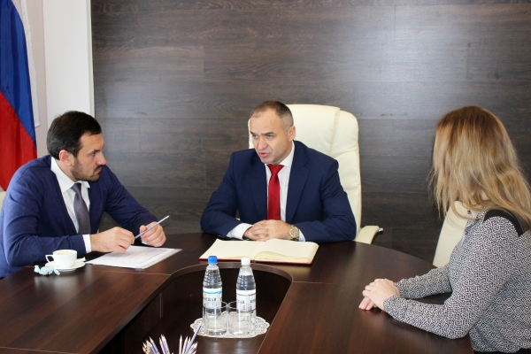 Правильно выстроенный диалог между Госкомрегистром и муниципалитетами позволяет решать вопросы, волнующие крымчан, без лишней бумажной волокиты — Александр Спиридонов - «Госкомрегистр»