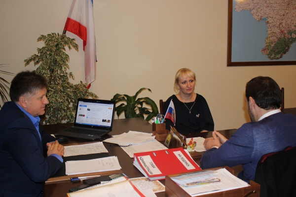 Правильно выстроенный диалог между Госкомрегистром и муниципалитетами позволяет решать вопросы, волнующие крымчан, без лишней бумажной волокиты — Александр Спиридонов - «Госкомрегистр»