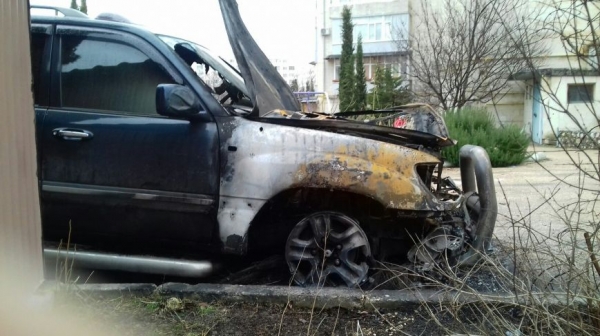 Владельцы сгоревшего в Севастополе внедорожника ищут очевидцев происшествия (ФОТО)  - «Новости Севастополя»