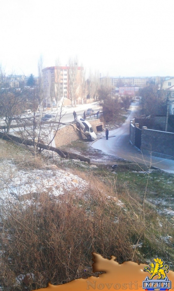 В Севастополе "Лексус" упал с моста (ФОТО) - «Симферополь» В Севастополе "Лексус" упал с моста (ФОТО) - «Симферополь»