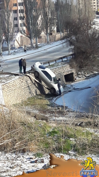 В Севастополе "Лексус" упал с моста (ФОТО) - «Симферополь» В Севастополе "Лексус" упал с моста (ФОТО) - «Симферополь»