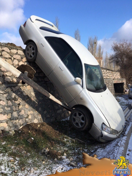 В Севастополе "Лексус" упал с моста (ФОТО) - «Симферополь» В Севастополе "Лексус" упал с моста (ФОТО) - «Симферополь»