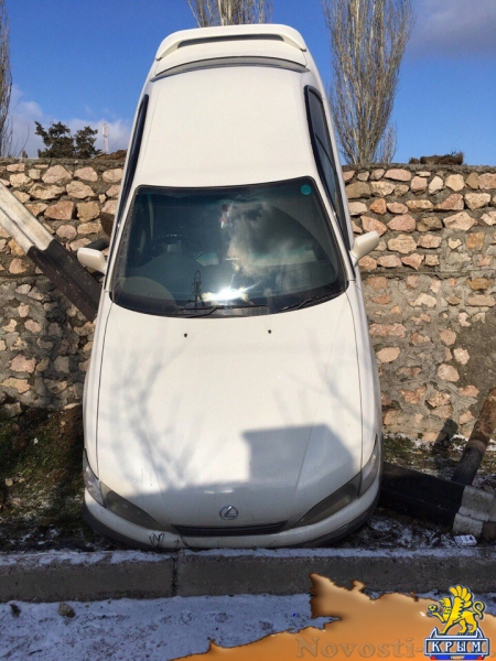 В Севастополе "Лексус" упал с моста (ФОТО) - «Симферополь» В Севастополе "Лексус" упал с моста (ФОТО) - «Симферополь»