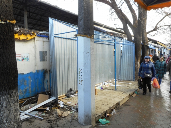 Нарушитель спустя год судебных тяжб приступил к демонтажу самостроя на Центральном рынке Симферополя - Александр Спиридонов - «Госкомрегистр»