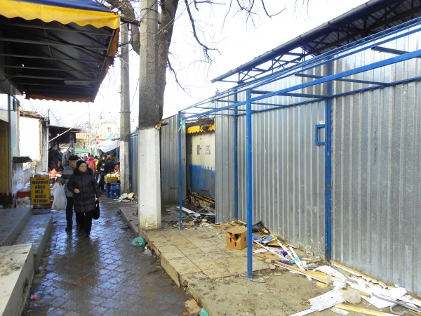 Нарушитель спустя год судебных тяжб приступил к демонтажу самостроя на Центральном рынке Симферополя - Александр Спиридонов - «Госкомрегистр»