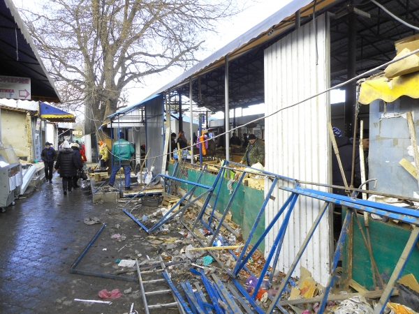Нарушитель спустя год судебных тяжб приступил к демонтажу самостроя на Центральном рынке Симферополя - Александр Спиридонов - «Госкомрегистр»