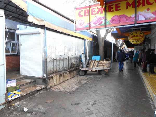 Нарушитель спустя год судебных тяжб приступил к демонтажу самостроя на Центральном рынке Симферополя - Александр Спиридонов - «Госкомрегистр»