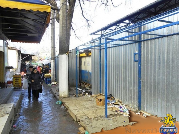 Владелец микрорынка на симферопольской улице Козлова самостоятельно демонтировал часть торговых объектов после года судебных тяжб (ФОТО) - «Экономика Крыма»