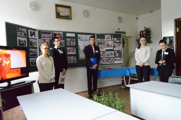 Уполномоченный по правам человека в Республике Крым Людмила Лубина провела круглый стол с «министрами» школьного парламента - «Правам человека» Уполномоченный по правам человека в Республике Крым Людмила Лубина провела круглый стол с «министрами» школьного парламента - «Правам человека»