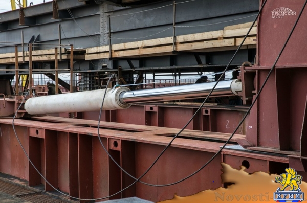 Строители перемещают части автодорожного моста к фарватеру - «Керчь»