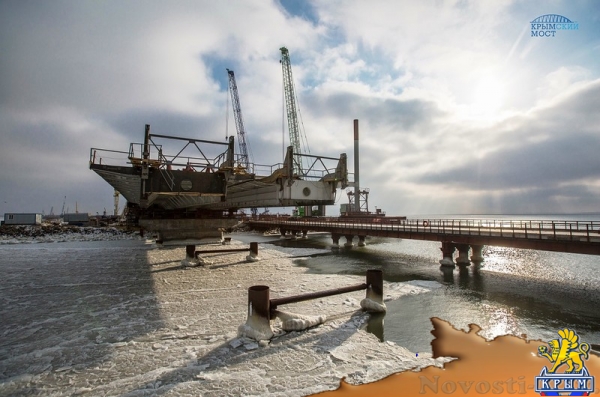 Строители перемещают части автодорожного моста к фарватеру - «Керчь»