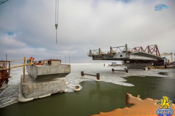 Строители перемещают части автодорожного моста к фарватеру - «Керчь»