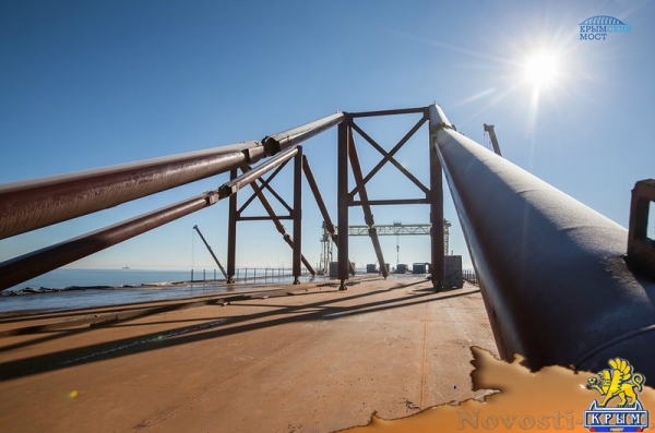 Строители перемещают части автодорожного моста к фарватеру - «Керчь»