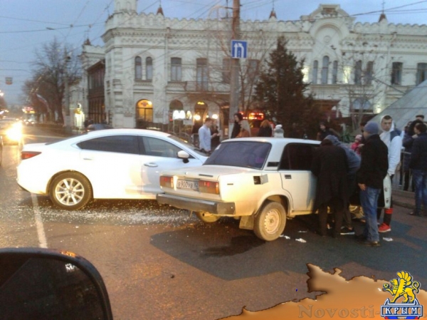 В Симферополе возле центрального "Ассорти" столкнулись иномарка и "Жигули", перегородив полдороги (ФОТО) - «Симферополь» В Симферополе возле центрального "Ассорти" столкнулись иномарка и "Жигули", перегородив полдороги (ФОТО) - «Симферополь»