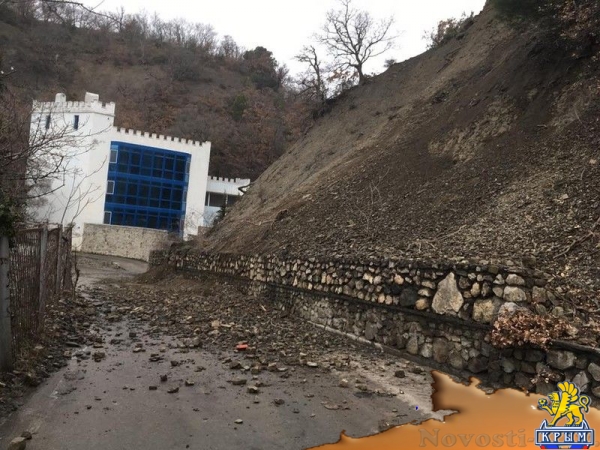 Из-за оползня на ЮБК перекрыли дорогу (ФОТО) - «Симферополь» Из-за оползня на ЮБК перекрыли дорогу (ФОТО) - «Симферополь»