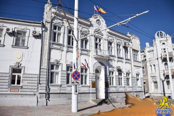 Власти Евпатории запретили остановку и парковку на главной городской площади (ФОТО) - «Культура Крыма»