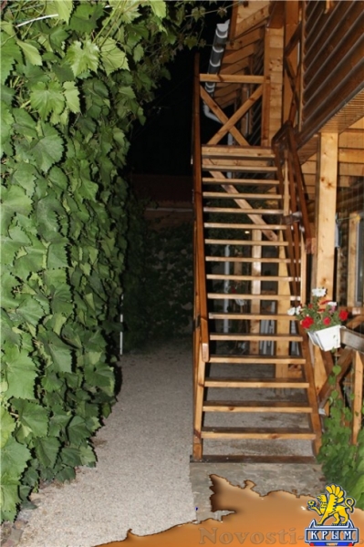 Отдых в Судаке. Номер "Комфорт" 4-х местный, деревянный мини- отель, 6 мин. к морю Отдых в Крыму 2017 - жильё в Крыму без посредников - «Отдых в Судаке»