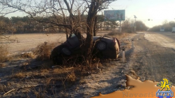На трассе Симферополь-Керчь легковушка "сложилась", врезавшись в дерево (ФОТО) - «Симферополь» На трассе Симферополь-Керчь легковушка "сложилась", врезавшись в дерево (ФОТО) - «Симферополь»