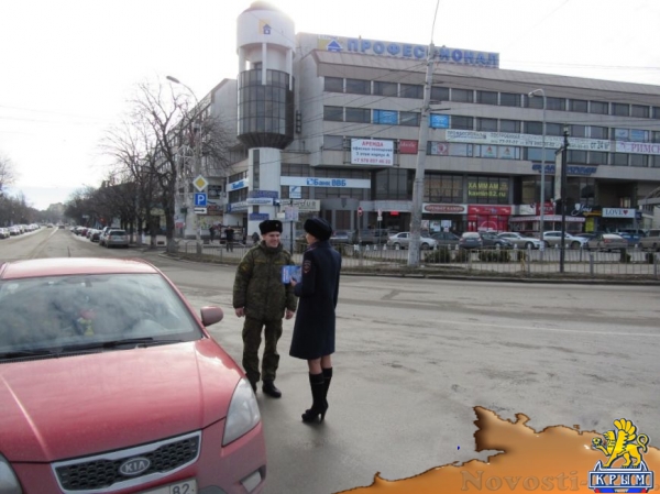 В центре Симферополя девушки в форме и на каблуках поздравляли водителей с 23 февраля - «Симферополь» В центре Симферополя девушки в форме и на каблуках поздравляли водителей с 23 февраля - «Симферополь»