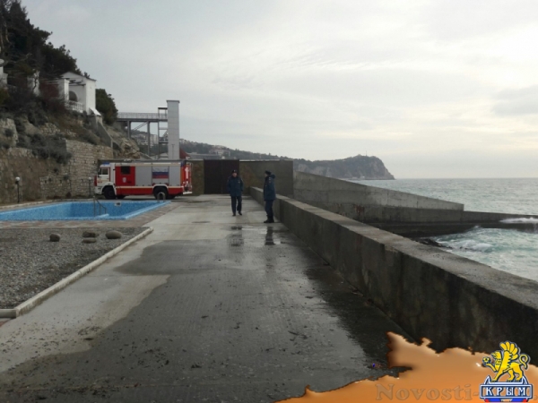 В Крыму продолжаются поиски рыбака из перевернувшейся лодки (ФОТО) - «Симферополь» В Крыму продолжаются поиски рыбака из перевернувшейся лодки (ФОТО) - «Симферополь»