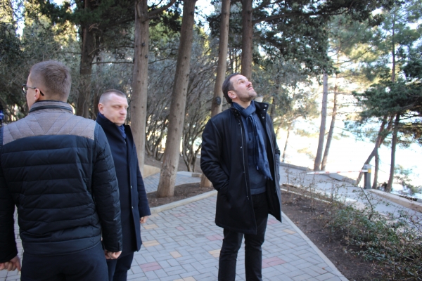 Председатель Госкомрегистра проверил работу госземинспекторов по административному обследованию участков в Приморском парке - «Госкомрегистр»