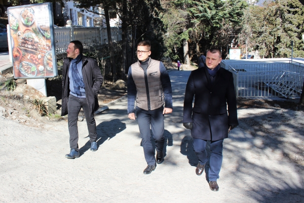 Председатель Госкомрегистра проверил работу госземинспекторов по административному обследованию участков в Приморском парке - «Госкомрегистр»