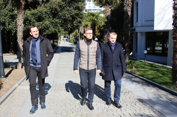 Председатель Госкомрегистра проверил работу госземинспекторов по административному обследованию участков в Приморском парке - «Госкомрегистр»