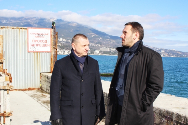 Председатель Госкомрегистра проверил работу госземинспекторов по административному обследованию участков в Приморском парке - «Госкомрегистр»