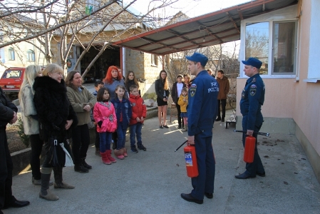 Социальная акция «Огнетушитель - многодетным семьям» прошла в Крыму - «МЧС» Социальная акция «Огнетушитель - многодетным семьям» прошла в Крыму - «МЧС»