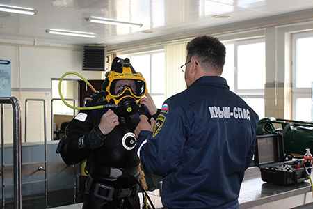 В рамках подготовки к обеспечению безопасности курортного сезона 2017 года спасатели-водолазы «КРЫМ-СПАС» проводят учебные тренировки по водолазной подготовке - «МЧС» В рамках подготовки к обеспечению безопасности курортного сезона 2017 года спасатели-водолазы «КРЫМ-СПАС» проводят учебные тренировки по водолазной подготовке - «МЧС»